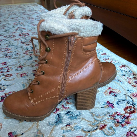 cute lace up faux fur trimmed Jellypop boots. Light brown/dark tan in color - Picture 9 of 15
